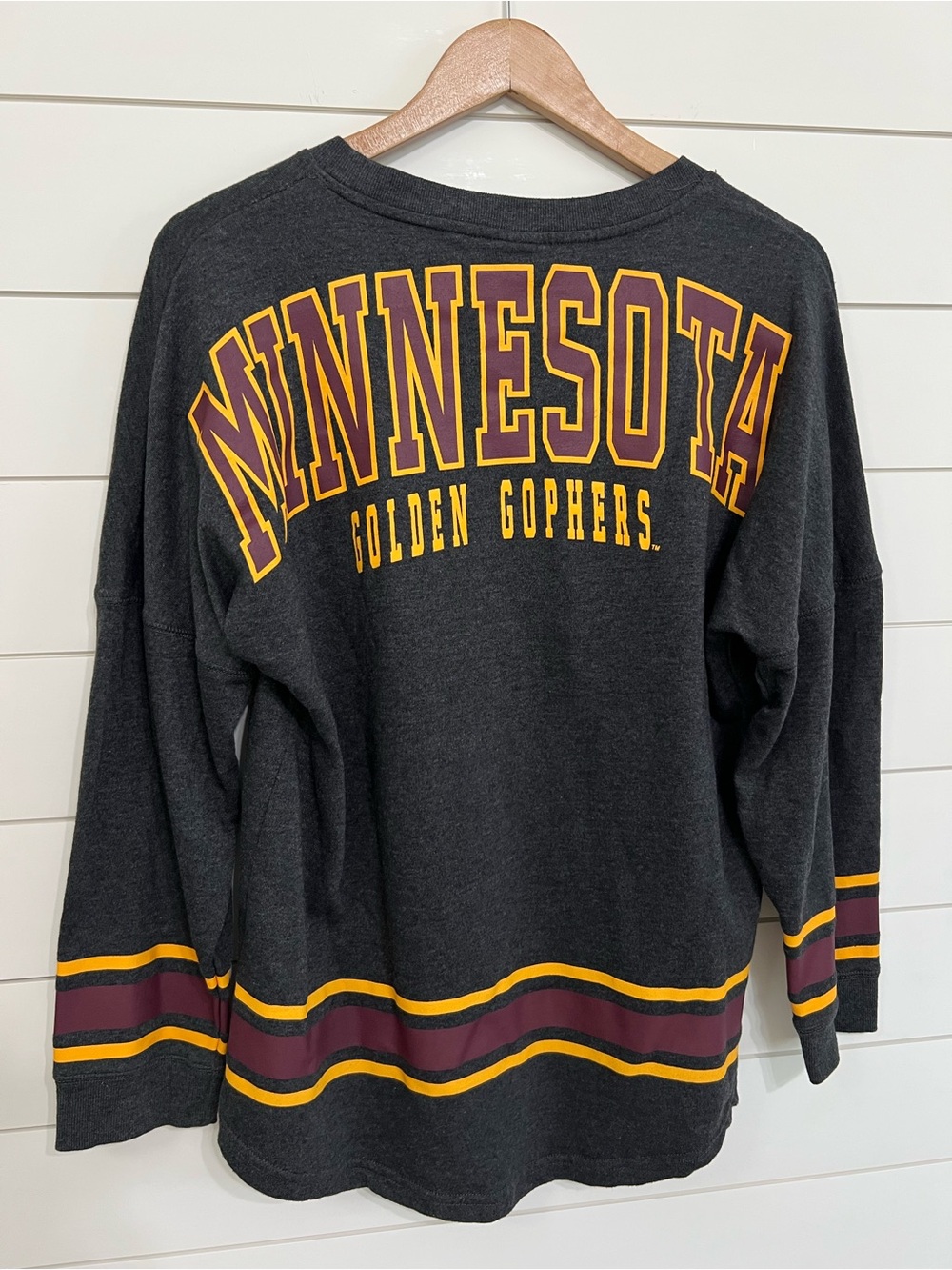 University Of Minnesota Golden Gophers Sweatshirt Womens Size Medium Gray